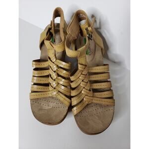 Baretraps Womens Sandals 6M Tan Wedge Strappy Open Toe‎ Novva Memory Foam
